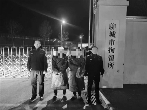 聊城警方于2025年11月26日晚抓获正在发放虚假材料的朱某某、王某。本版图片均由新华社发